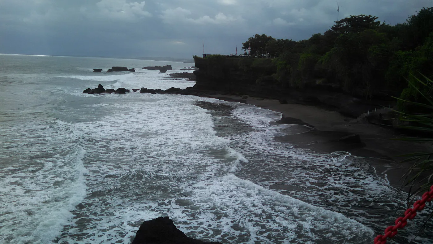 The limestone cliffs of the Uluwatu and Bukit peninsula with surf below
