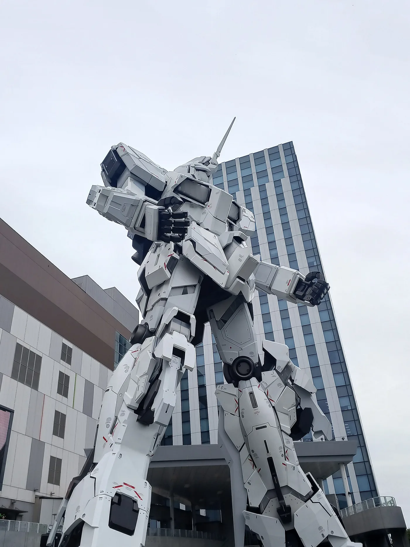 The life-size Unicorn Gundam statue at DiverCity, Odaiba