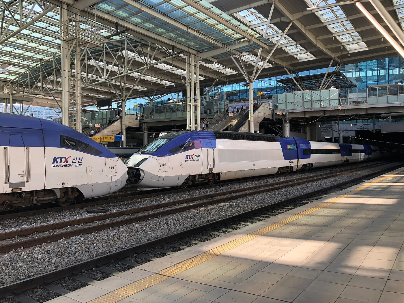 Two KTX Sancheon high-speed trains at a Seoul station platform