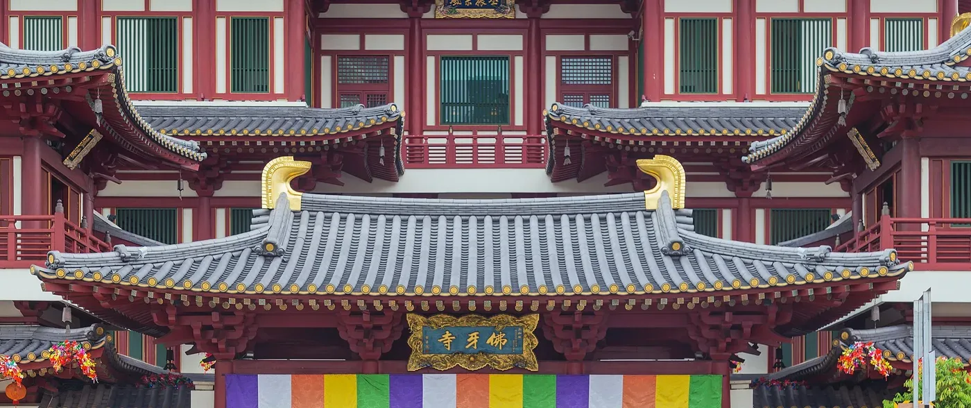 The red-and-gold tiered roofs of the Buddha Tooth Relic Temple in Chinatown