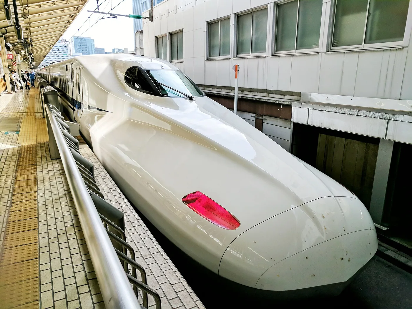 An N700-series shinkansen at a Tokyo Station platform